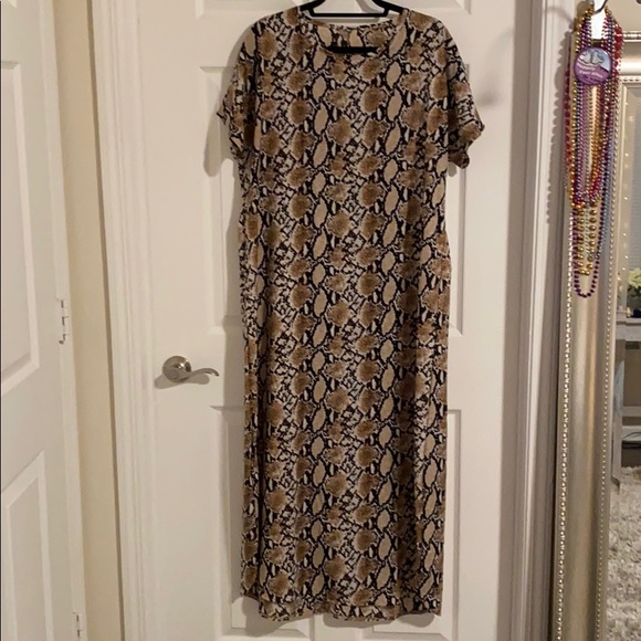 Long Snake print T-shirt dress with belt tie. - Picture 3 of 3